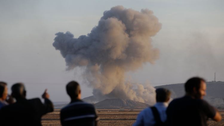 Verzweifeltes Ringen um Kobane: Von der türkischen Seite aus beobachten Kurden die Einschläge schwerer US-Bomben jenseits der Grenze.