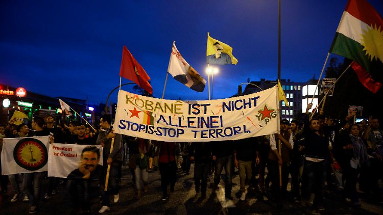 Verzweifelte Solidaritätskundgebung in Hamburg: "Starke Polizeipräsenz und zahlreiche Überprüfungen."