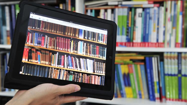 Tablets und Laptops haben PC bei Privatkunden längst den Rang abgelaufen.