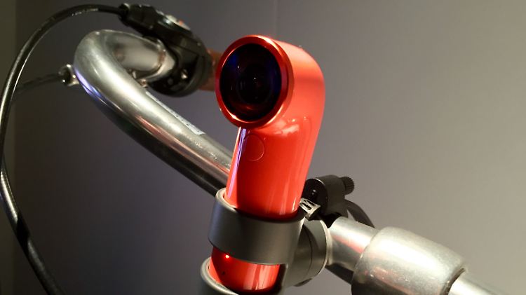 Die RE-Kamera ist denkbar einfach zu bedienen und passt auch an Fahrradlenker.