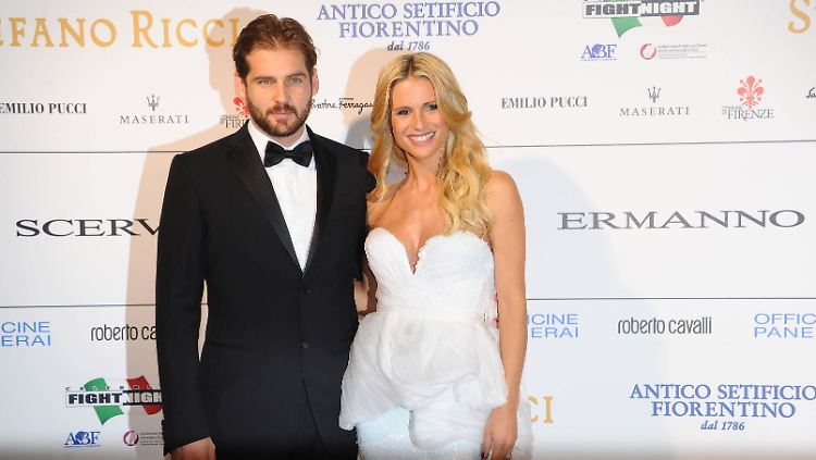 In weißem Abendkleid und Smoking könnten Trussardi und Hunziker augenblicklich vor den Altar treten.