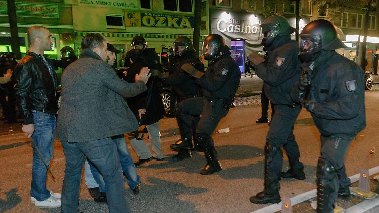 Nach einer Straßenschlacht trennt die Polizei Kurden und Salafisten.