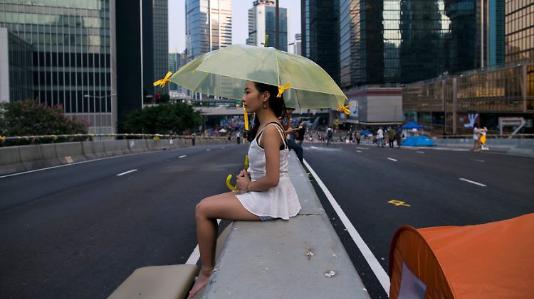 Mit zahlreichen Aktionen hatten die Studenten die Zufahrtswege in die Innenstadt blockiert. Der Verkehr in der Megacity Hongkong brach zusammen.
