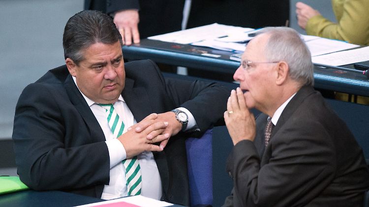 Das Ziel der "Schwarzen Null" könnte in Gefahr geraten, wenn die Konjunktur hierzulande weiterhin Probleme bereitet. Das wissen auch Bundeswirtschaftsminister Gabirel (l.) und Bundesfinanzminister Schäuble (CDU).