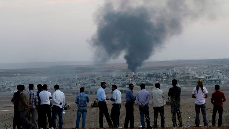 Von der Türkei aus kann man direkt nach Kobane schauen. Einen Alleingang gegen IS wollen die Türken nicht verantworten und nur mit Nato-Unterstützung wagen.