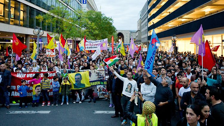 Wie hier in Stuttgart gingen deutschlandweit Tausende Kurden auf die Straße.