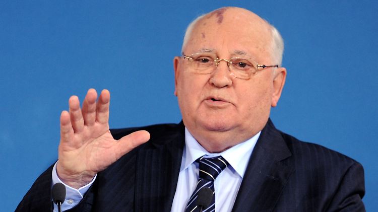 Michail Gorbatschow ist bei einer Preisverleihung im Jahre 2011 noch bei guter Gesundheit.