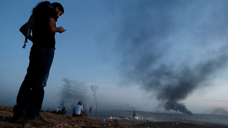 Die Luftschläge zeigen Wirkung, der IS rückt trotzdem vor. Seit Tagen harren Journalisten und andere Zaungäste auf türkischer Seite aus, um die Entwicklung in Kobane zu beobachten.