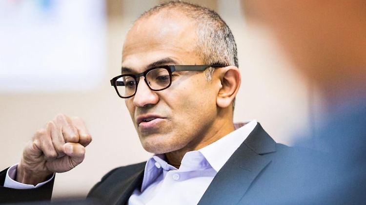 Frauen, die nicht nach mehr Geld verlangten, würden von "gutem Karma" profitieren, sagte Nadella.