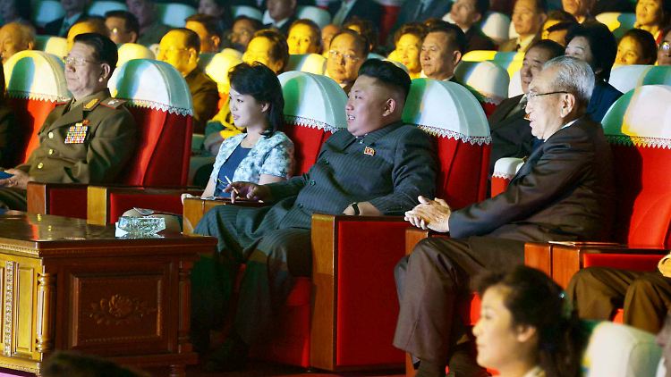 Das letzte Bild, auf dem Kim Jong Un zu sehen ist: Der Diktator besucht mit seiner Frau ein Konzert in Pjöngjang.