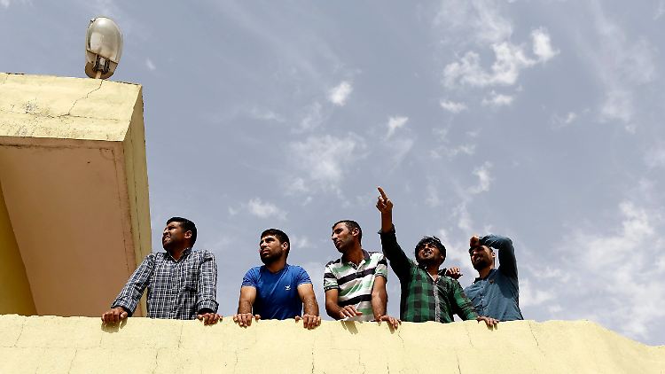 Fällt Kobane, kontrolliert der IS einen langen Grenzstreifen zur Türkei ohne Unterbrechung. Auf türkischer Seite beobachten die Kurden, was in Kobane passiert.
