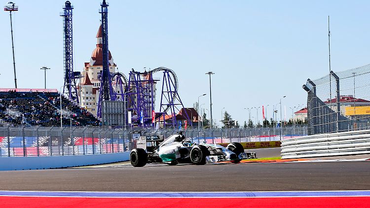 Formel 1 vor Märchenkulisse: Hamilton beim Freien Training.