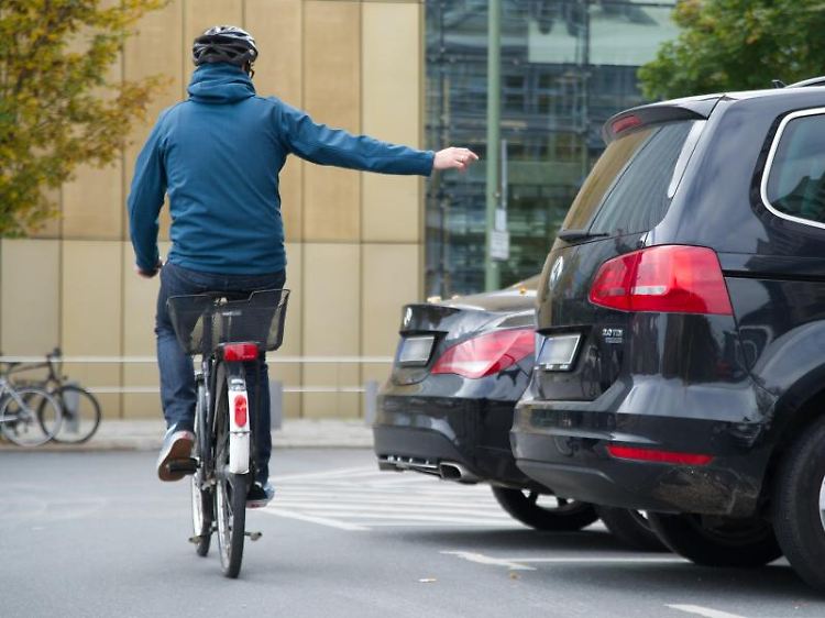 Wird oft vernachlässigt oder vergessen: Das Handzeichen beim Abbiegen ist für Radfahrer Pflicht und äußerst wichtig - so wie für Autofahrer das Blinken.