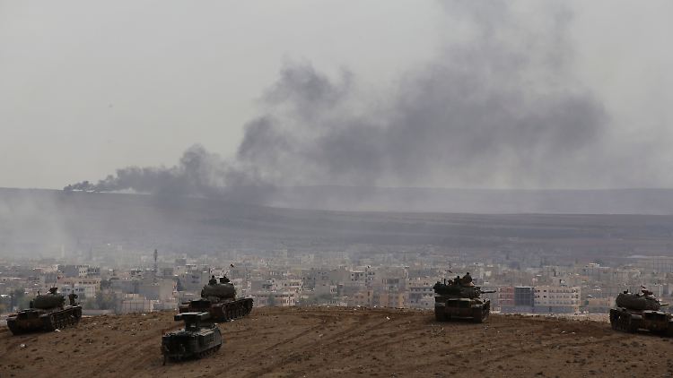 Türkische Panzer auf einem Hügel in Sichtweite der Grenzstadt Kobane: Das Nachbarland mischt sich bisher nicht militärisch in den Kampf gegen den IS ein.