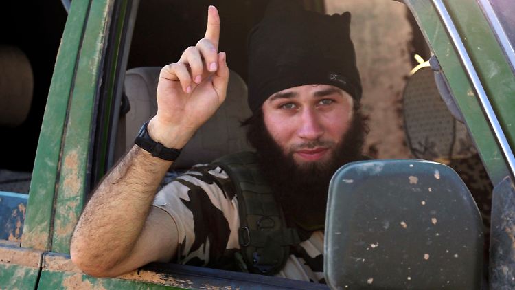 Ein Kämpfer des sogenannten "Islamischen Staates" nahe der umkämpften syrischen Stadt Kobane.
