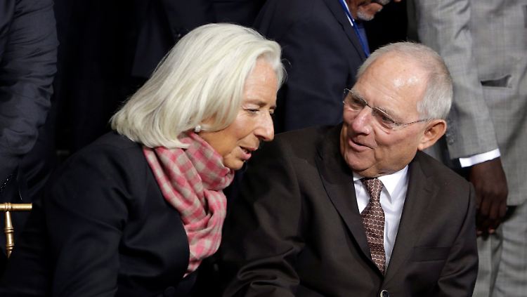 IWF-Chefin Lagarde im Gespräch mit Bundesfinanzminister Schäuble (CDU): Ob es um das Thema mehr Investitionen geht?