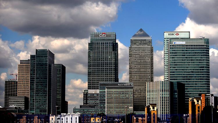 Dunkle Wolken über den Bankentürmen im Londoner Finanzdistrikt am Canary Wharf in London. Hat die Welt aus der Finanzkrise dazugelernt? 