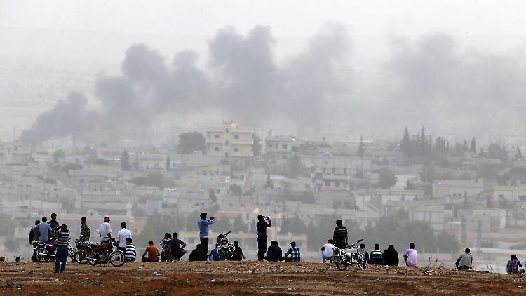 Von der türkischen Seite aus müssen Kurden hilflos zusehen, wie in der  Grenzstadt Kobane gekämpft wird.