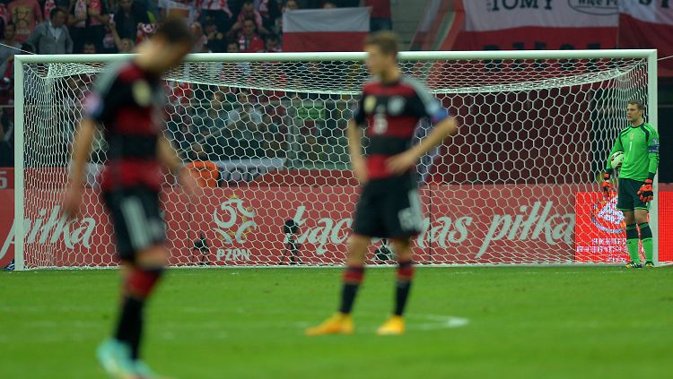 Torwart Manuel Neuer wirkt nach der Partie etwas ratlos.