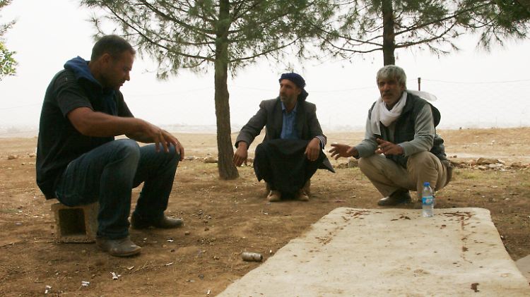 Emin Inan, Hassan Keskinbicak und andere Kurden diskutieren - während sie auf den Krieg warten.