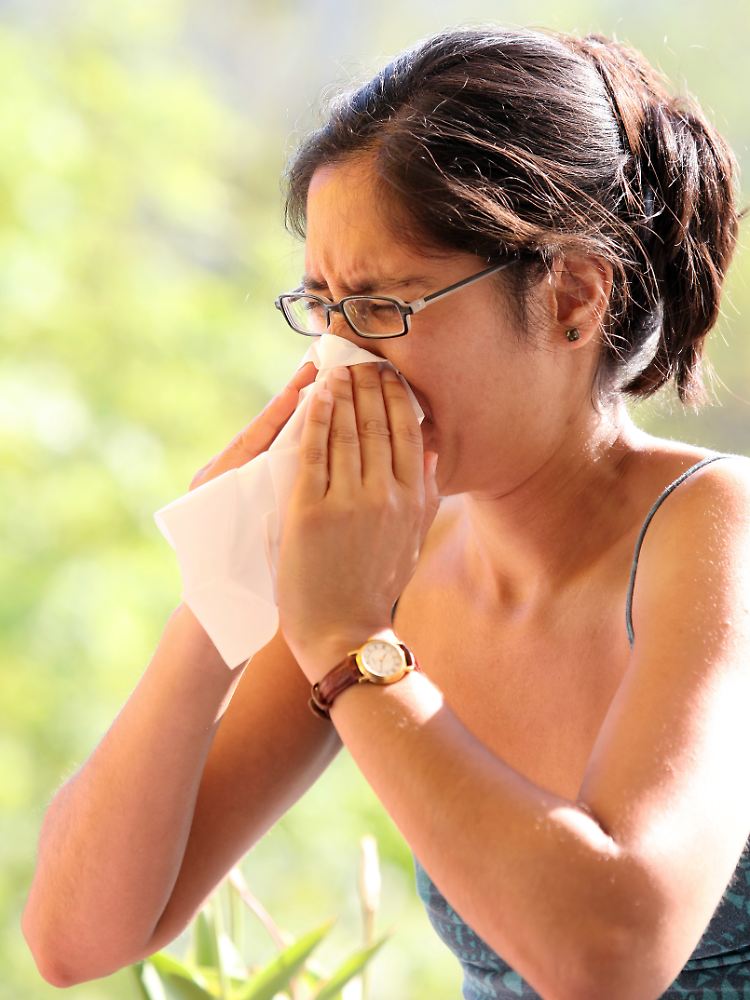 Triefende Nase und tränende Augen können nicht nur durch harmlose Pollen verursacht werden.