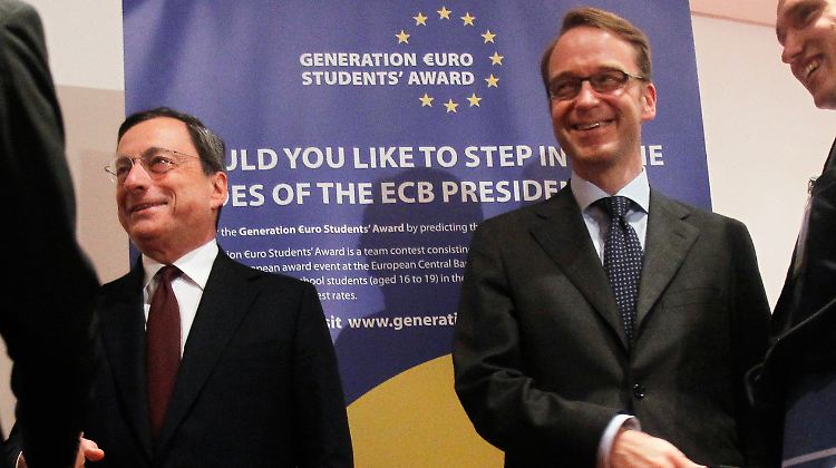EZB-Präsident Draghi (links) und Bundesbank-Chef Weidmann vermieden es in Washington, direkt miteinander zu sprechen (Archivbild). 