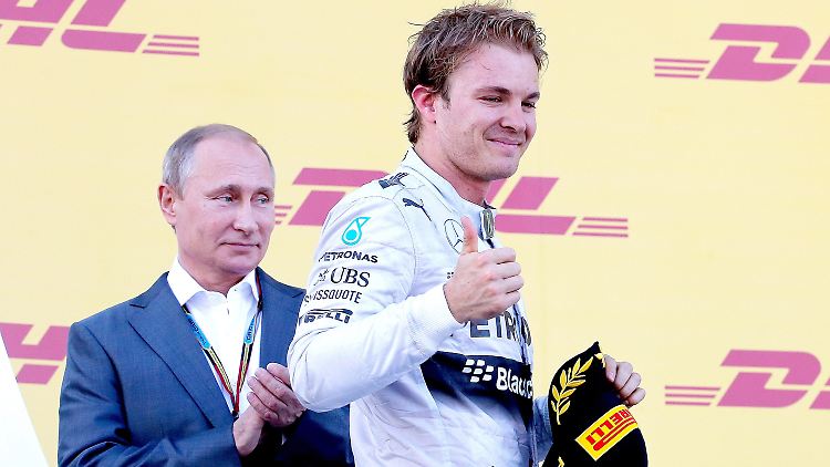 Mit auf dem Treppchen: Wladimir Putin beklatscht Nico Rosberg.