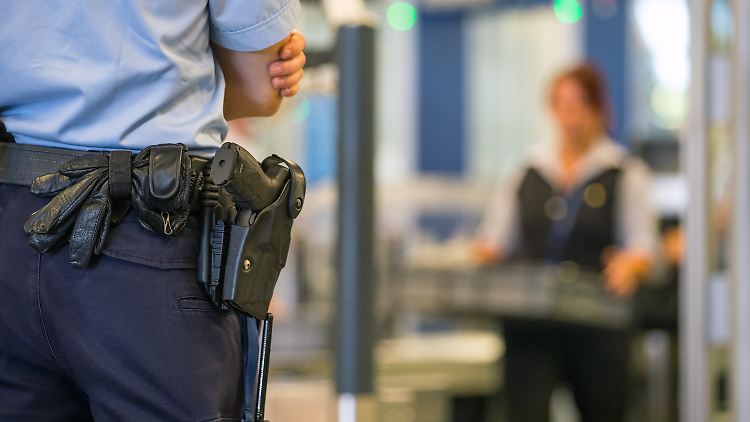 Sicherheitskontrolle an deutschem Flughafen: Anschläge sind nach den Worten von Thomas de Maizière nicht auszuschließen.
