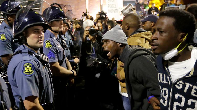 Die Proteste in St. Louis und Ferguson verliefen zunächst friedlich, entwickelten sich jedoch laut Polizei zunehmend gewalttätiger.