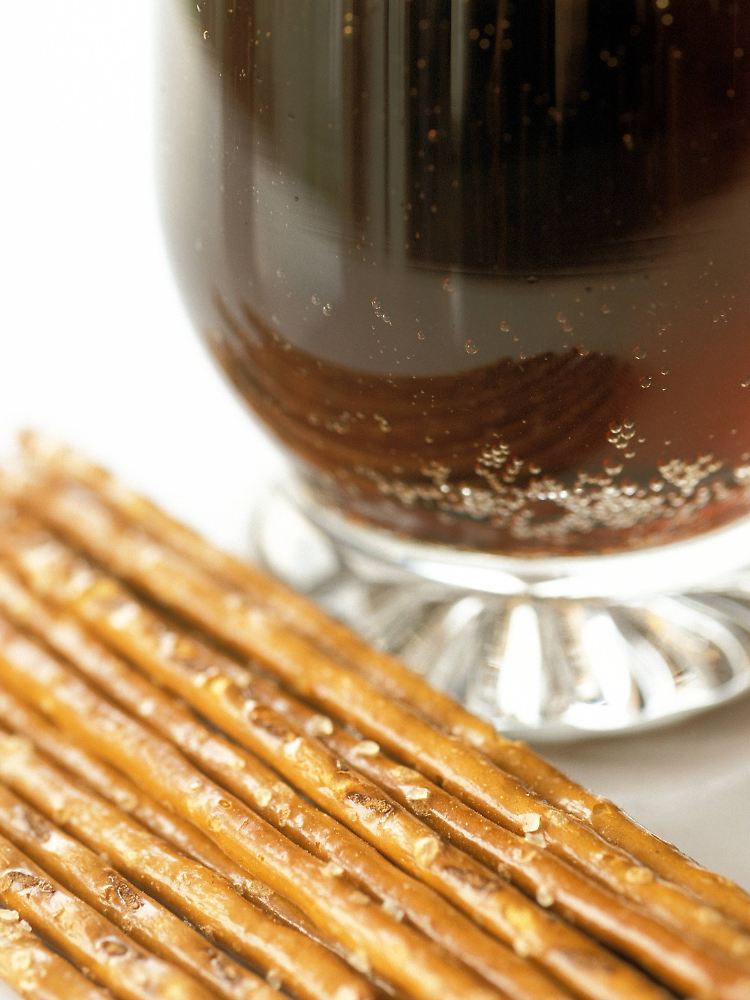 Cola und Salzstangen, da fühlt man sich gleich nur noch halb so krank. Doch hilft das Hausrezept wirklich bei Magen-Darm-Grippe?