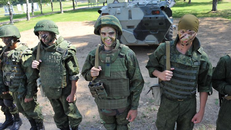 Seit langem war kritisiert worden, dass die russischen Uniformen nicht vor Frost schützen. Viele Soldaten sollen sich in den vergangenen Wintern Lungenentzündungen zugezogen haben. Die Armee plant jetzt eine wärmere Dienstkluft.