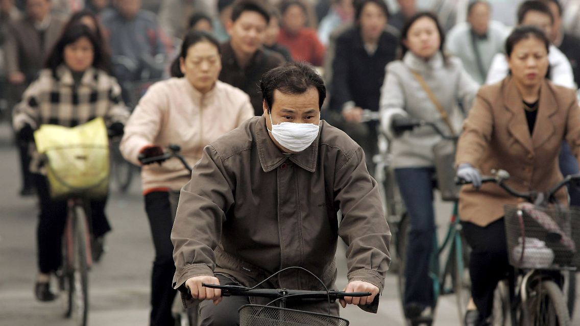 Solche Bilder werden immer seltener. (Pekinger Radfahrer im November 2005).