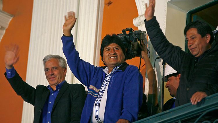 Strahlender Sieger: Evo Morales (M.) hat große Pläne.