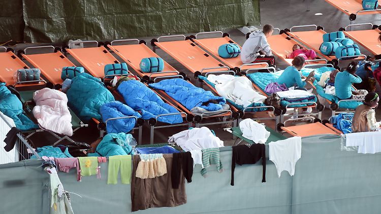 Die Unterbringung der Flüchtlinge ist oft noch provisorisch, wie hier in der Übungshalle der Feuerwehr in Bruchsal.