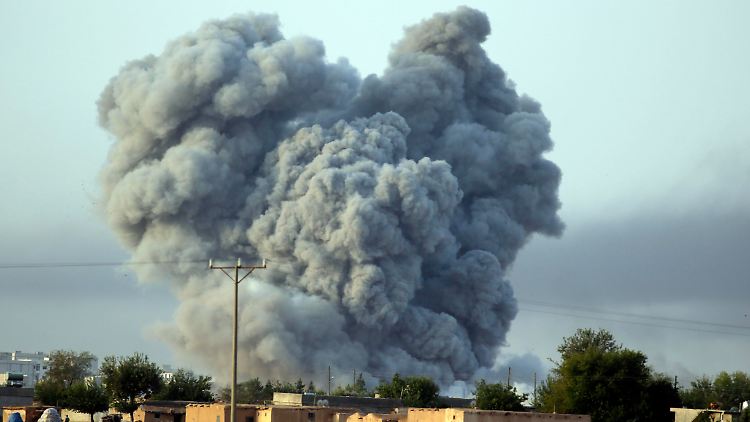 Dicker Rauch über Kobane. IS-Extremisten sollen bis ins Kulturzentrum vorgerückt sein. 