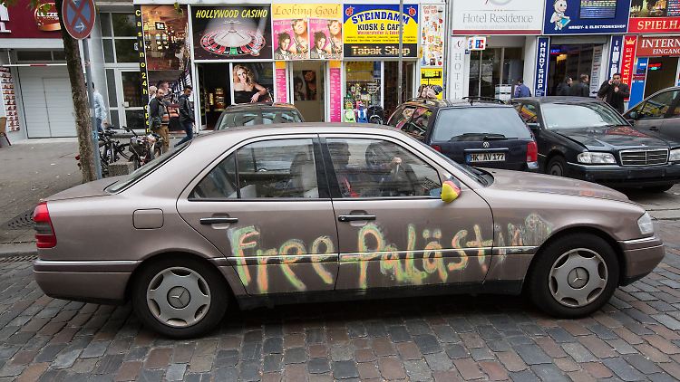 Dieses Auto mit dem Schriftzug "Free Palästina" fährt durch Hamburg.