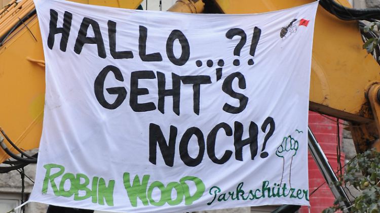 Drei Demonstranten hatten den Bagger besetzt.