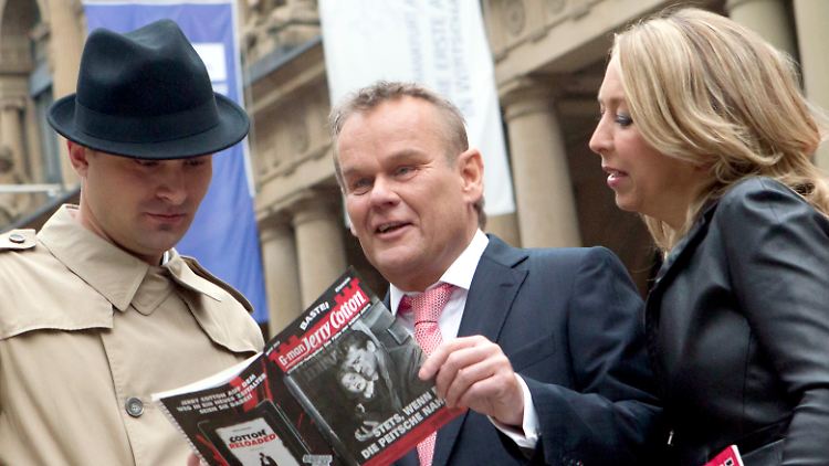 Stefan Lübbe (Mitte) mit seiner Ehefrau Birgit kurz vor der Erstnotierung von Bastei Lübbe am 8. Oktober 2013 an der Frankfurter Börse. 
