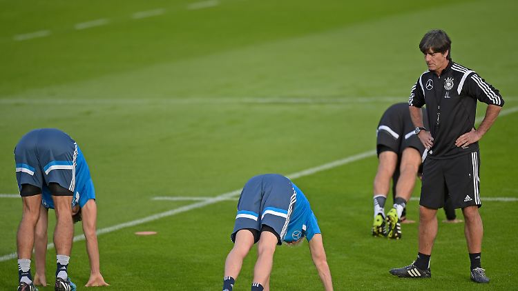 "Und jetzt schön durchstrecken!" Bundestrainer Joachim Löw beobachtet seine Eleven beim Training.
