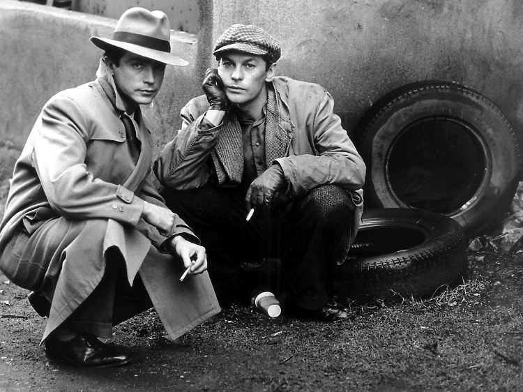 Die Schauspieler Helmut Berger (r) und Udo Kier (l) während der Dreharbeiten zu dem Tessari-Film "Das fünfte Gebot" im Dezember 1977 in Essen.