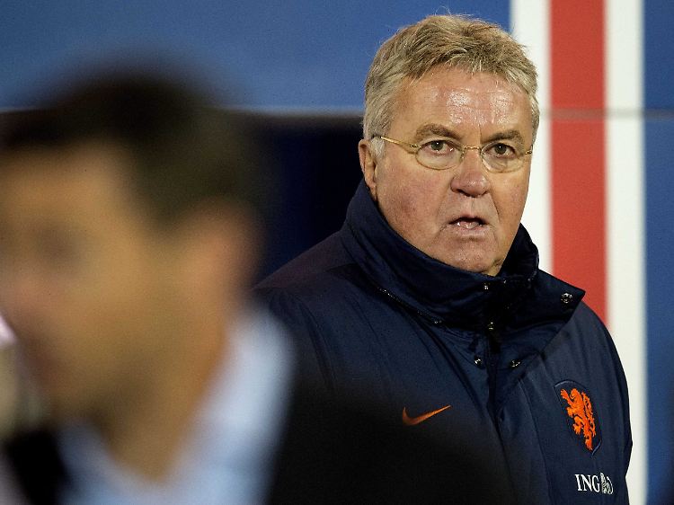 Im Mittelpunkt der Kritik: Bondscoach Guus Hiddink, der die Mannschaft erst nach der WM übernommen hat.