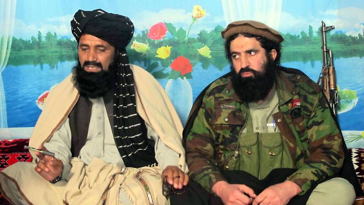 Taliban-Sprecher Shahidullah Shahid (r.), hier im Februar 2014, will künftig den Anweisung des IS-Anführers Abu Bakr al-Bagdadi folgeleisten. 