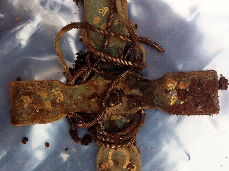 Neben diversen Armbändern und Broschen fand McLennan auch diese Silberkreuz aus dem 9. oder 10. Jahrhundert.