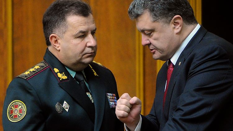 Die geballte Faust ist Programm: Poltorak (l.) und Poroschenko (r.). 