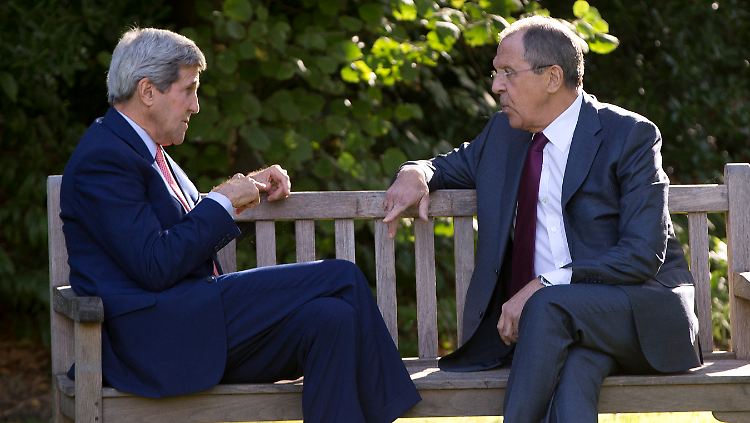 Sie hatten viel zu bereden: Kerry und Lawrow im Garten der US-Botschaft in Paris.