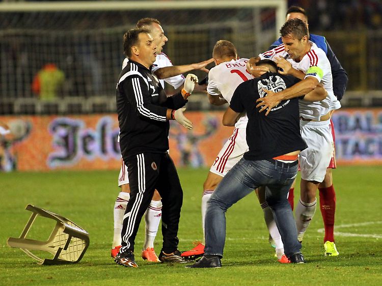 Nachdem ein serbischer Spieler die Drohne samt Flagge vom Himmel geholt hatte, eskalierte die Situation auf und neben dem Platz.