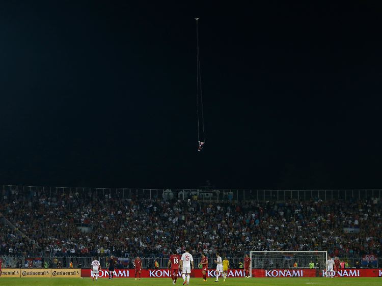 Offene Provokation im Belgrader FK Partizan Stadion: Kurz vor der Halbzeitpause schwebt eine Flagge am langen Seil in die Flutlichtzone.