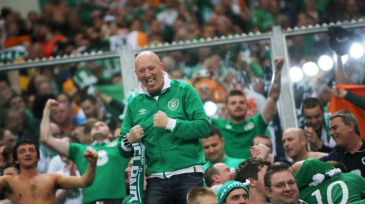 Ein Unentschieden gegen den Weltmeister: Die Fans der irischen Mannschaft feiern in der Arena auf Schalke den Ausgleich.