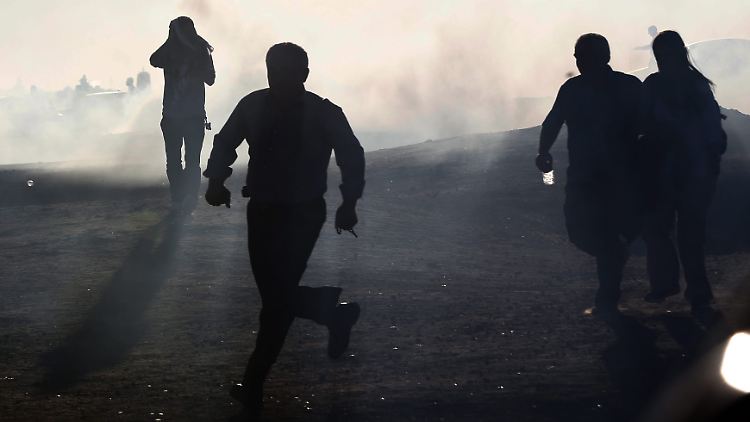 Türkische Soldaten feuern Tränengas auf Kurden im Grenzgebiet zu Syrien.