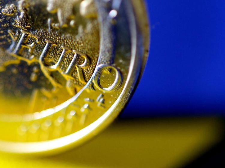 Die niedrige Inflation schont den Geldbeutel der Verbraucher. Doch Währungshüter warnen vor Risiken.